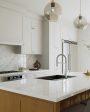 Cozinha com ilha e sala integrada