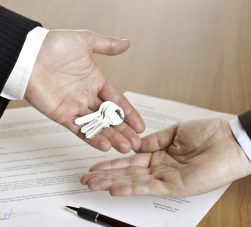 Reparos no imóvel alugado: o que é dever do locador e do locatário